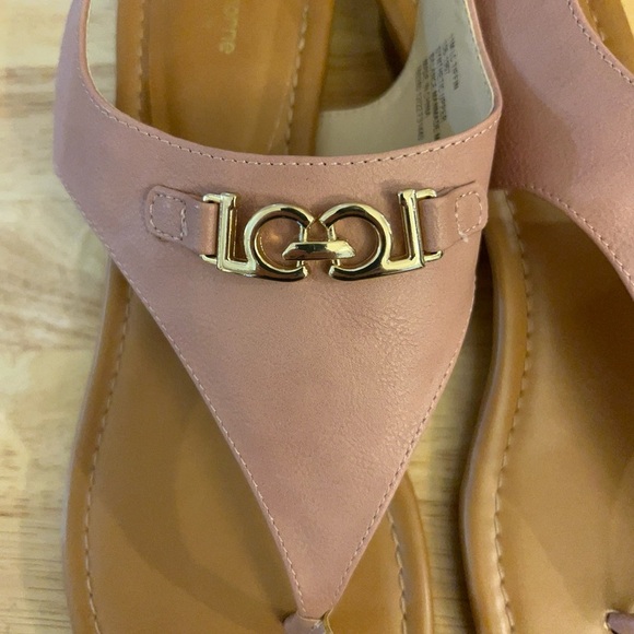 Liz Claiborne Tiffin Memory Foam Thong Sandals with Gold Detail - Picture 4 of 14